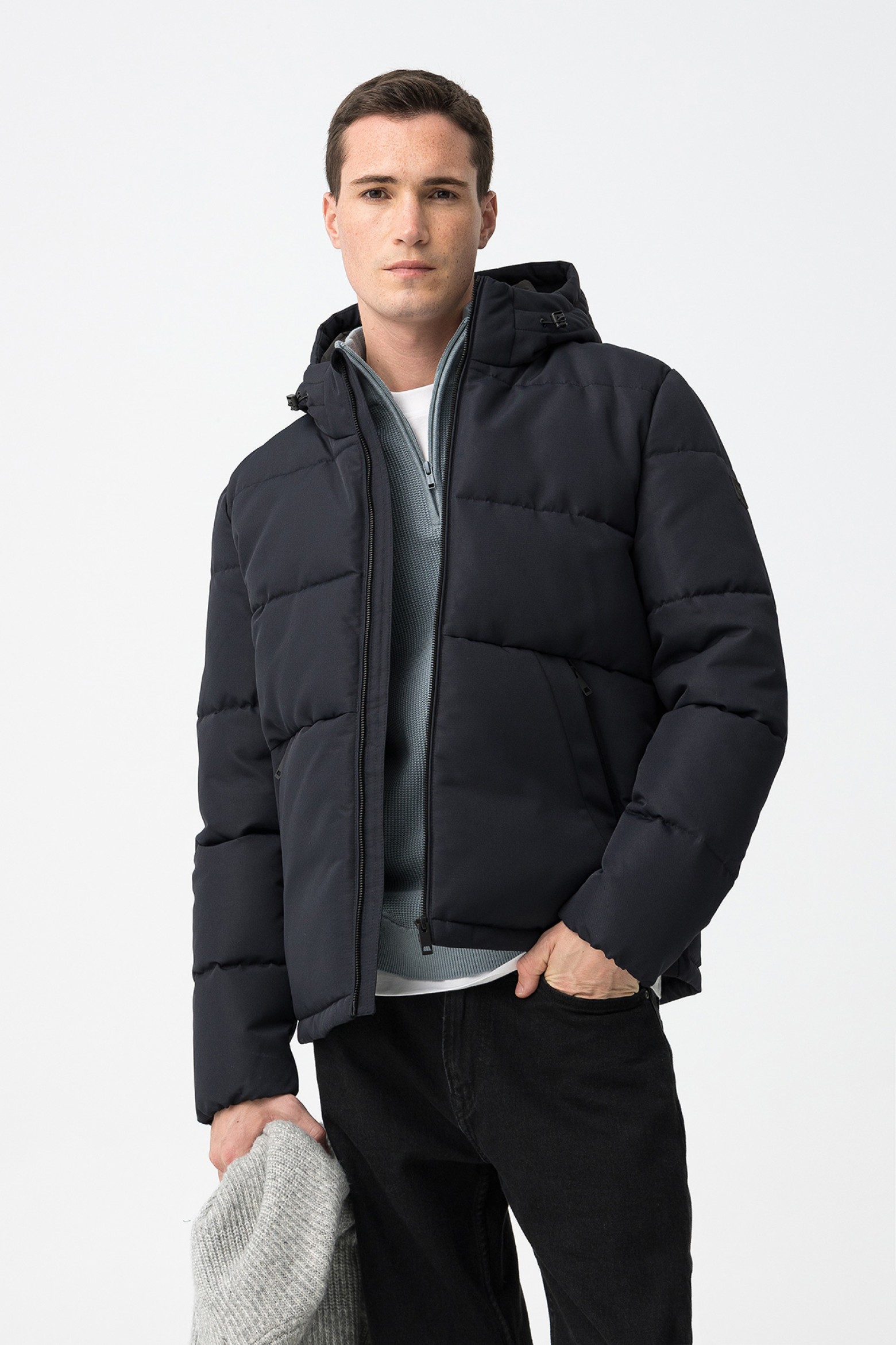 Chaqueta azul con capucha