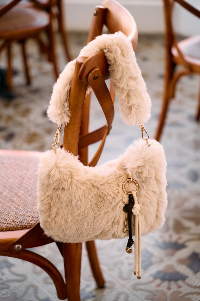 Mala Baguette Faux Fur