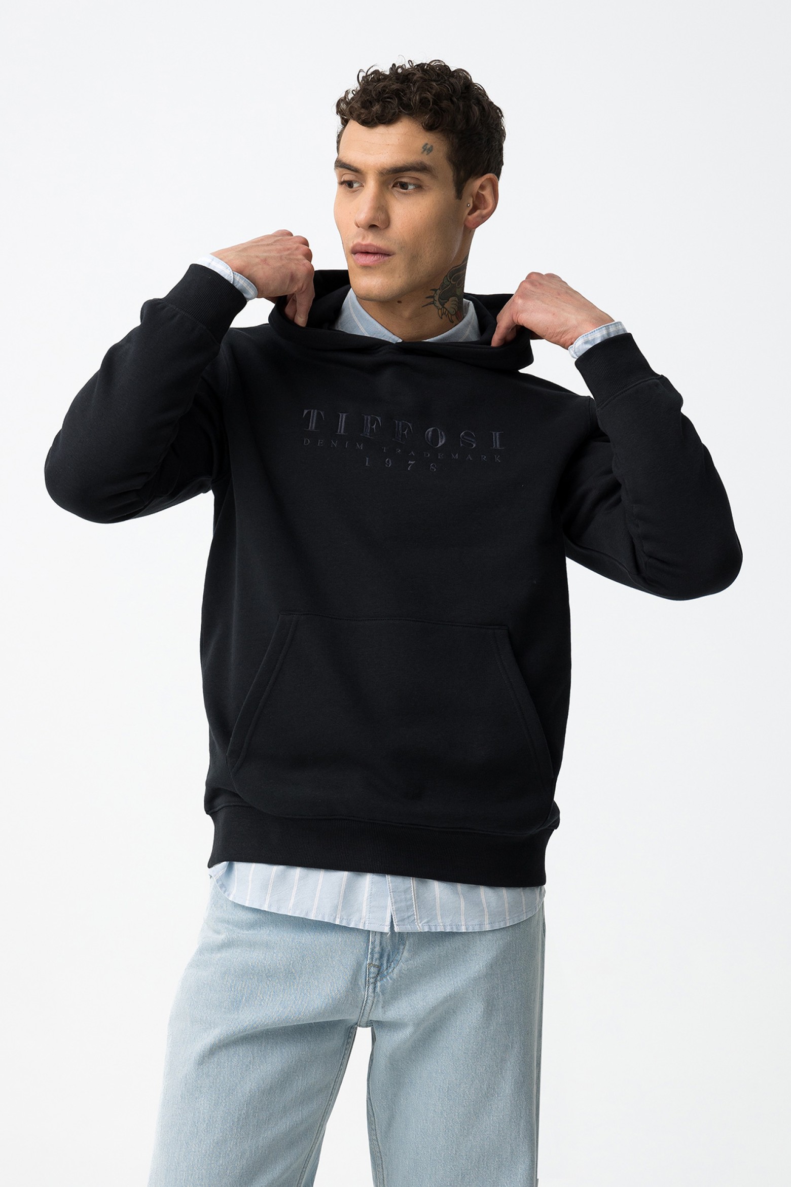 Hoodie Regular Fit com Bordado Frontal
