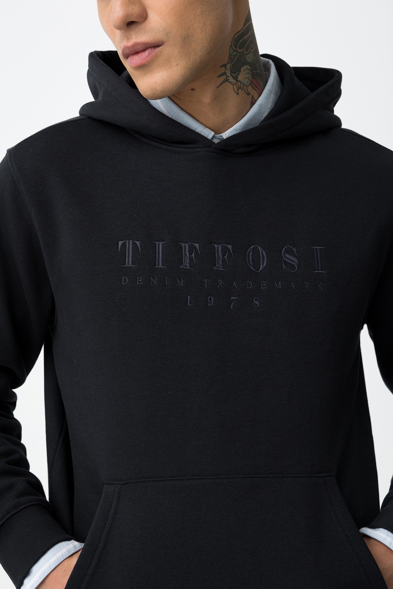 Hoodie Regular Fit com Bordado Frontal