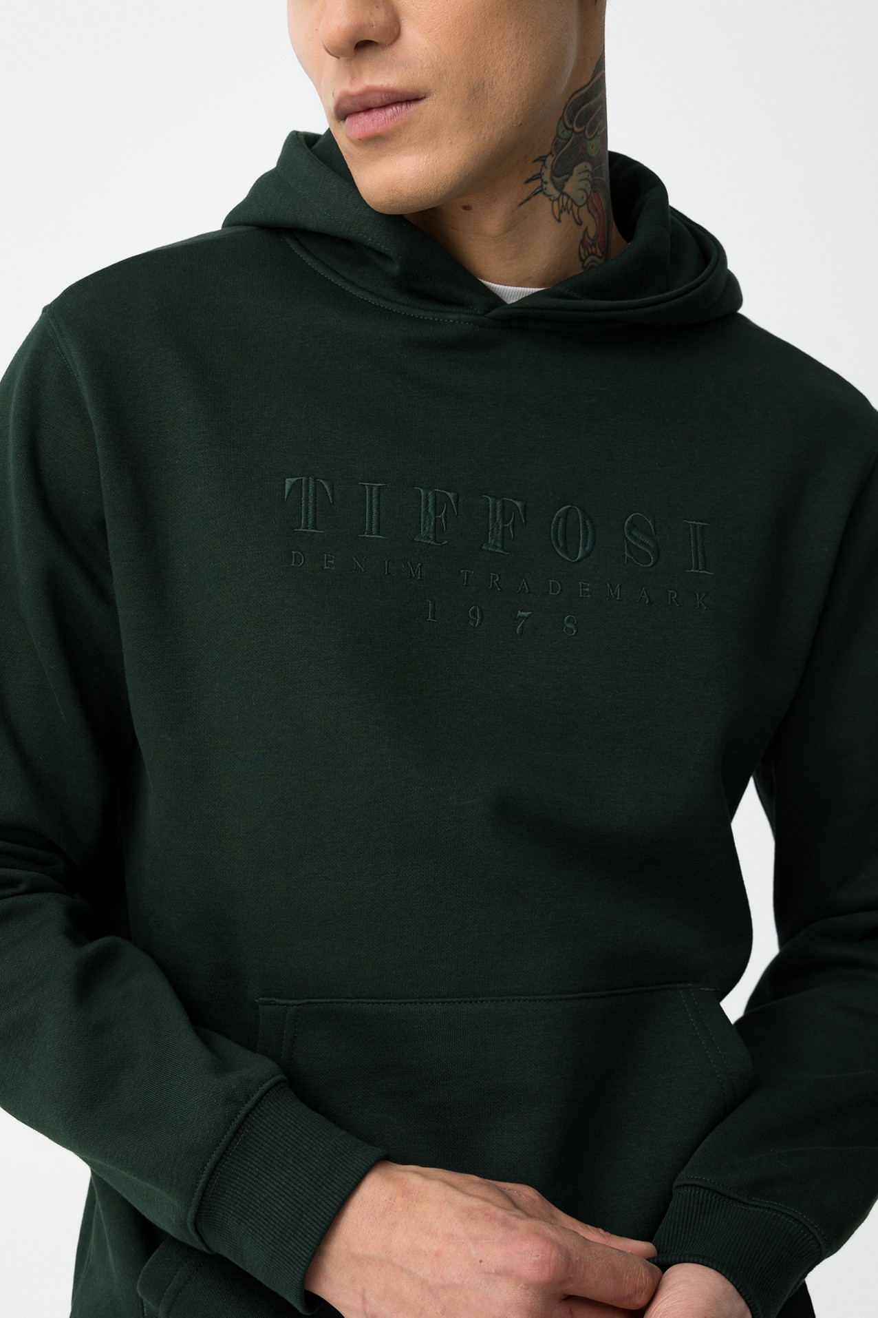 Hoodie Regular Fit com Bordado Frontal