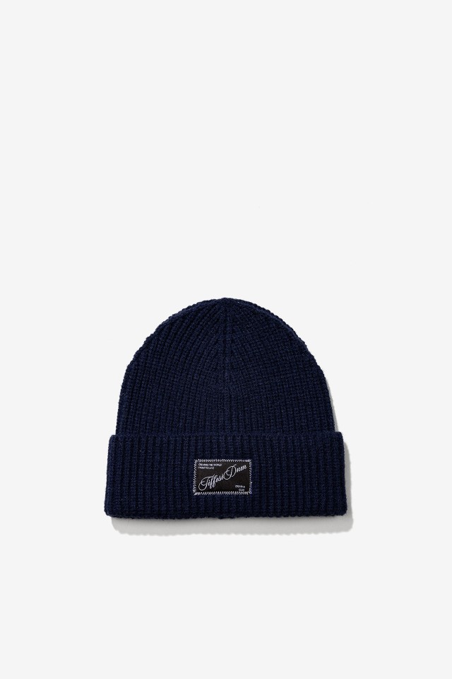 Gorro azul con etiqueta