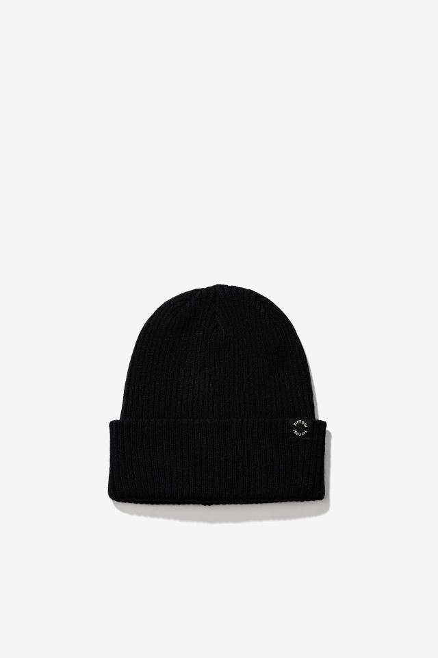 Gorro preto básico dobrado