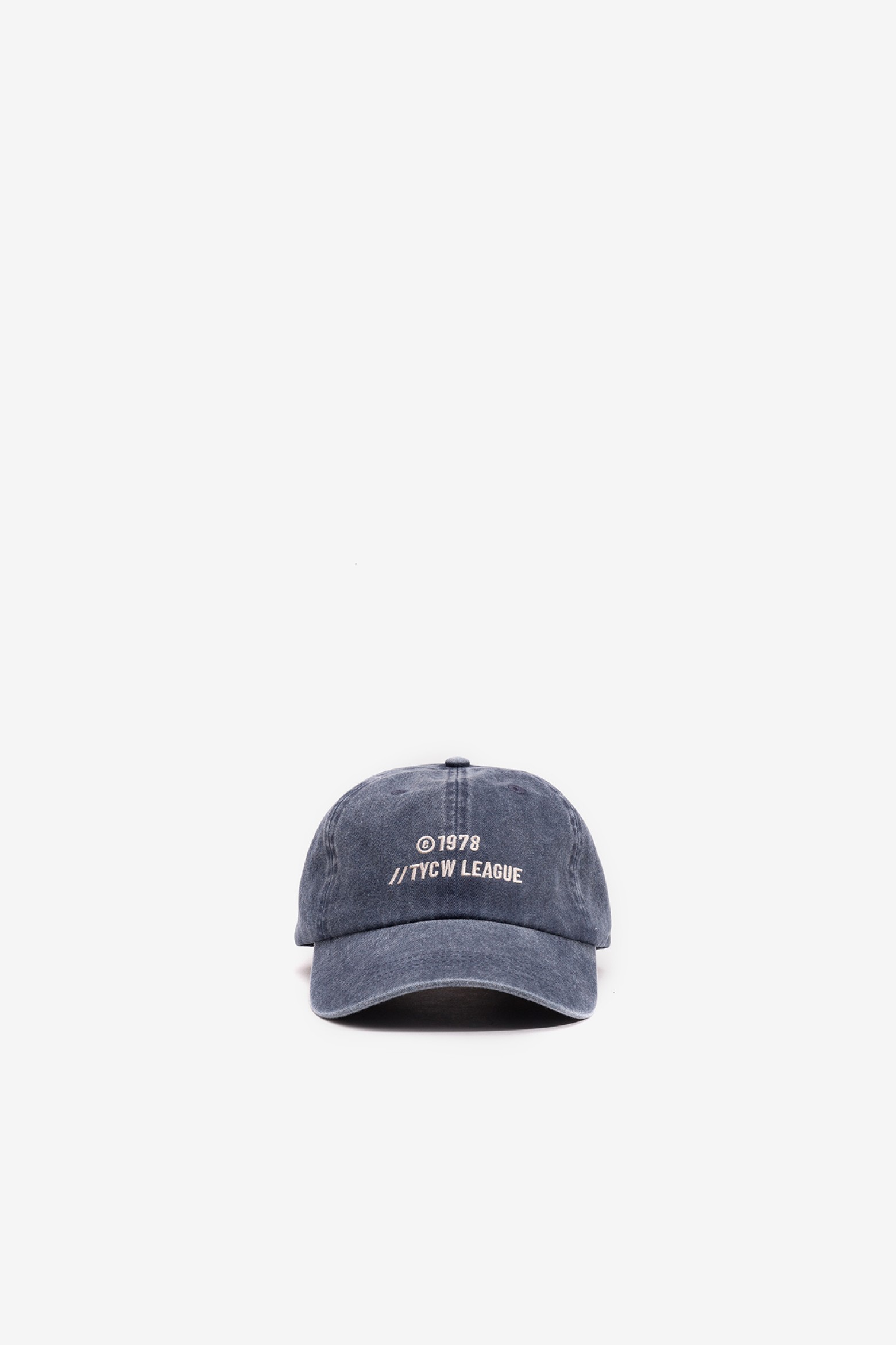 Gorra azul con bordado