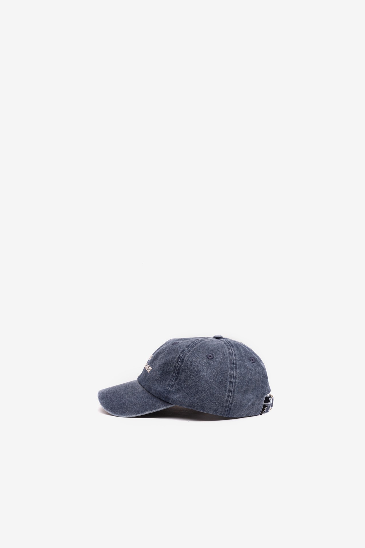 Gorra azul con bordado