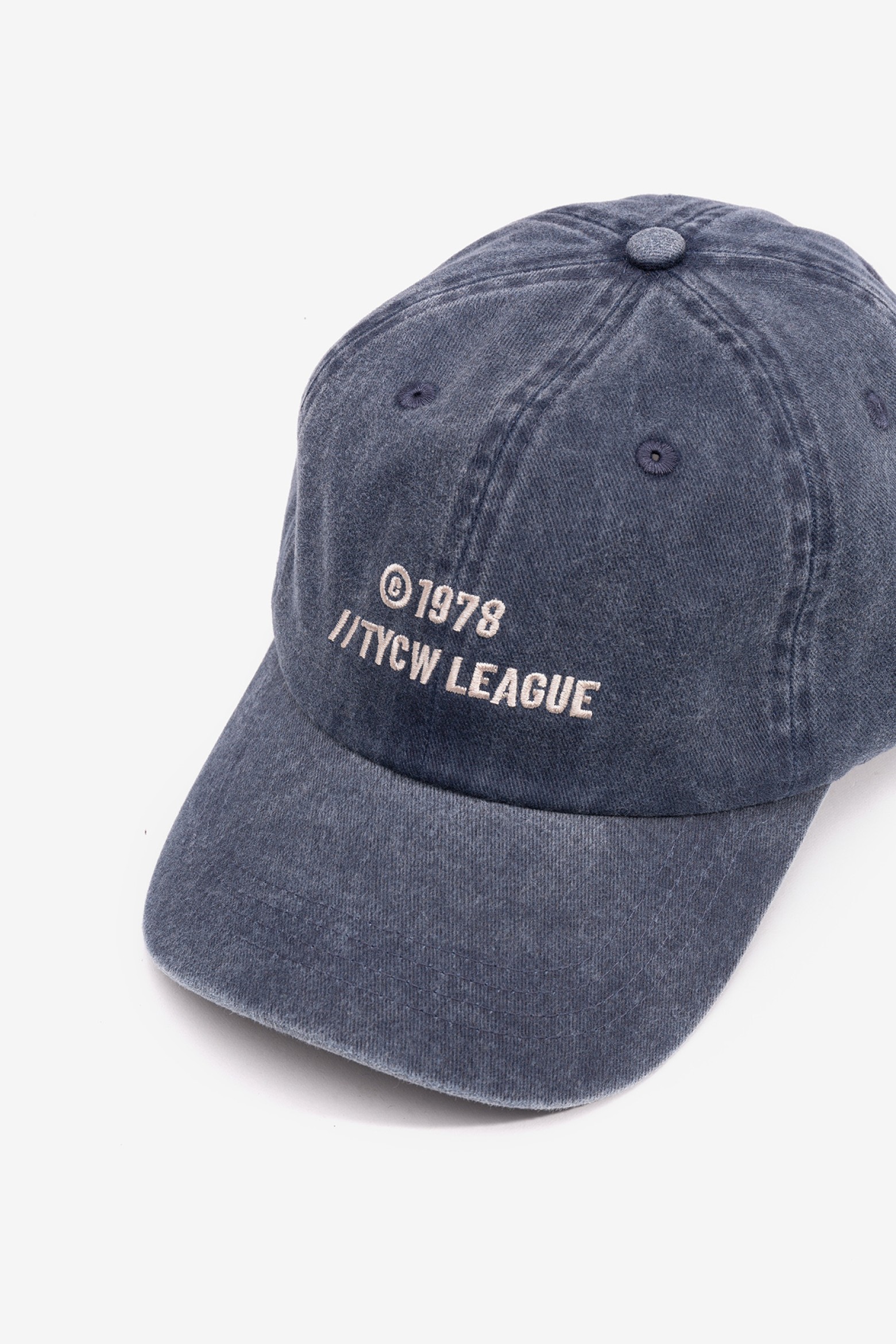 Gorra azul con bordado