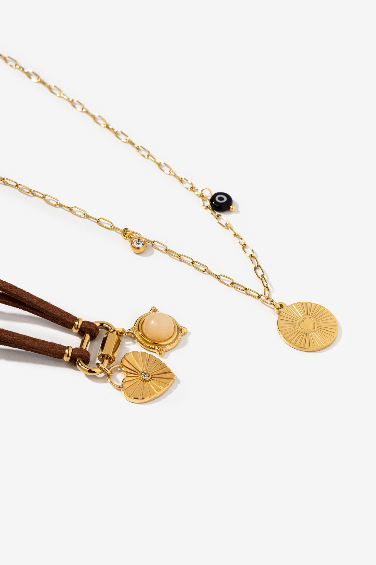 Collar dorado con colgantes