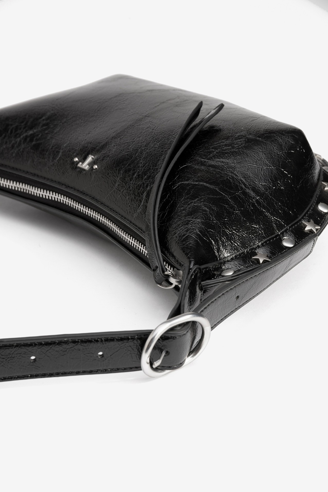 Cartera negra con tachuelas