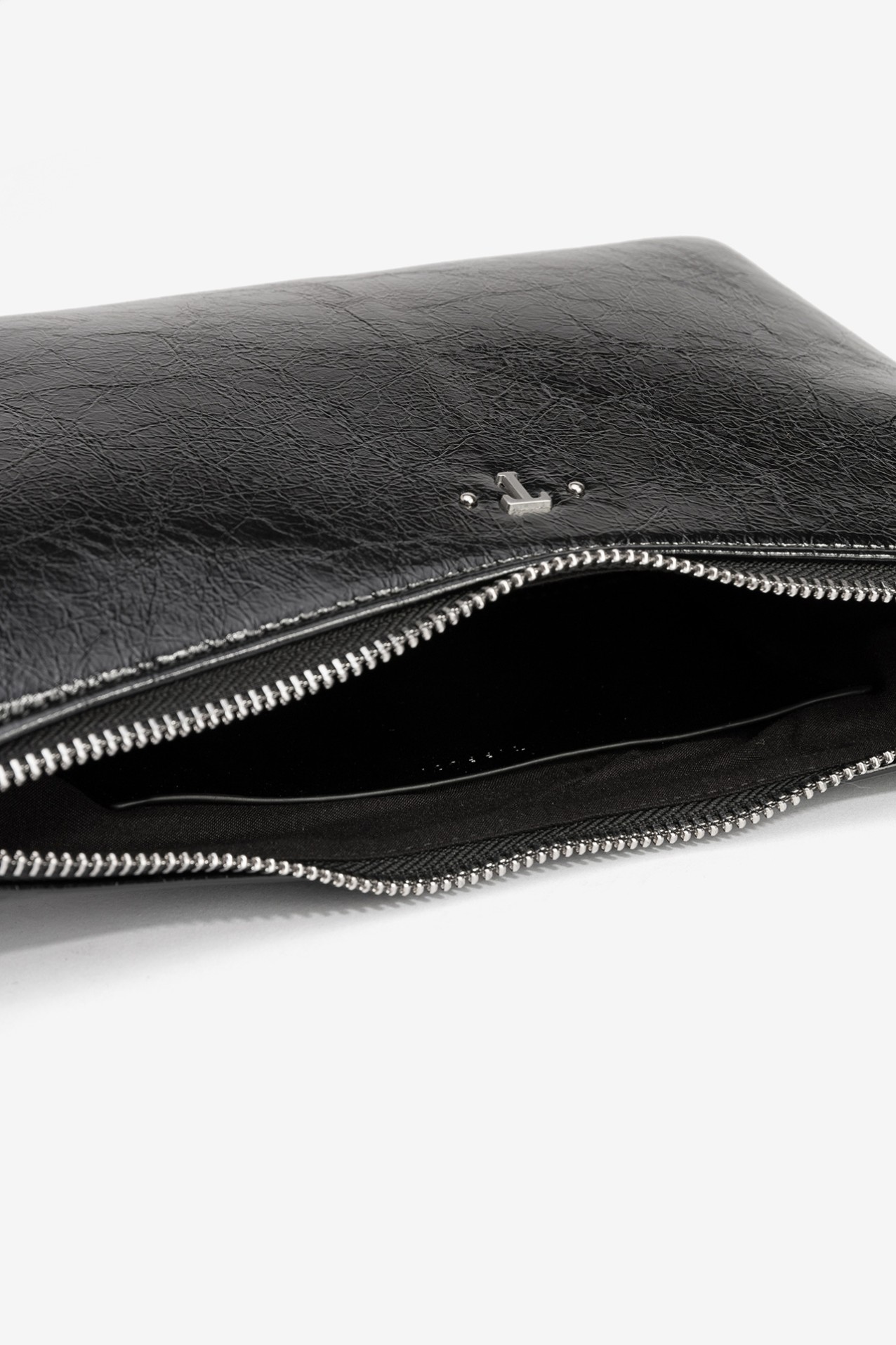 Cartera negra con tachuelas