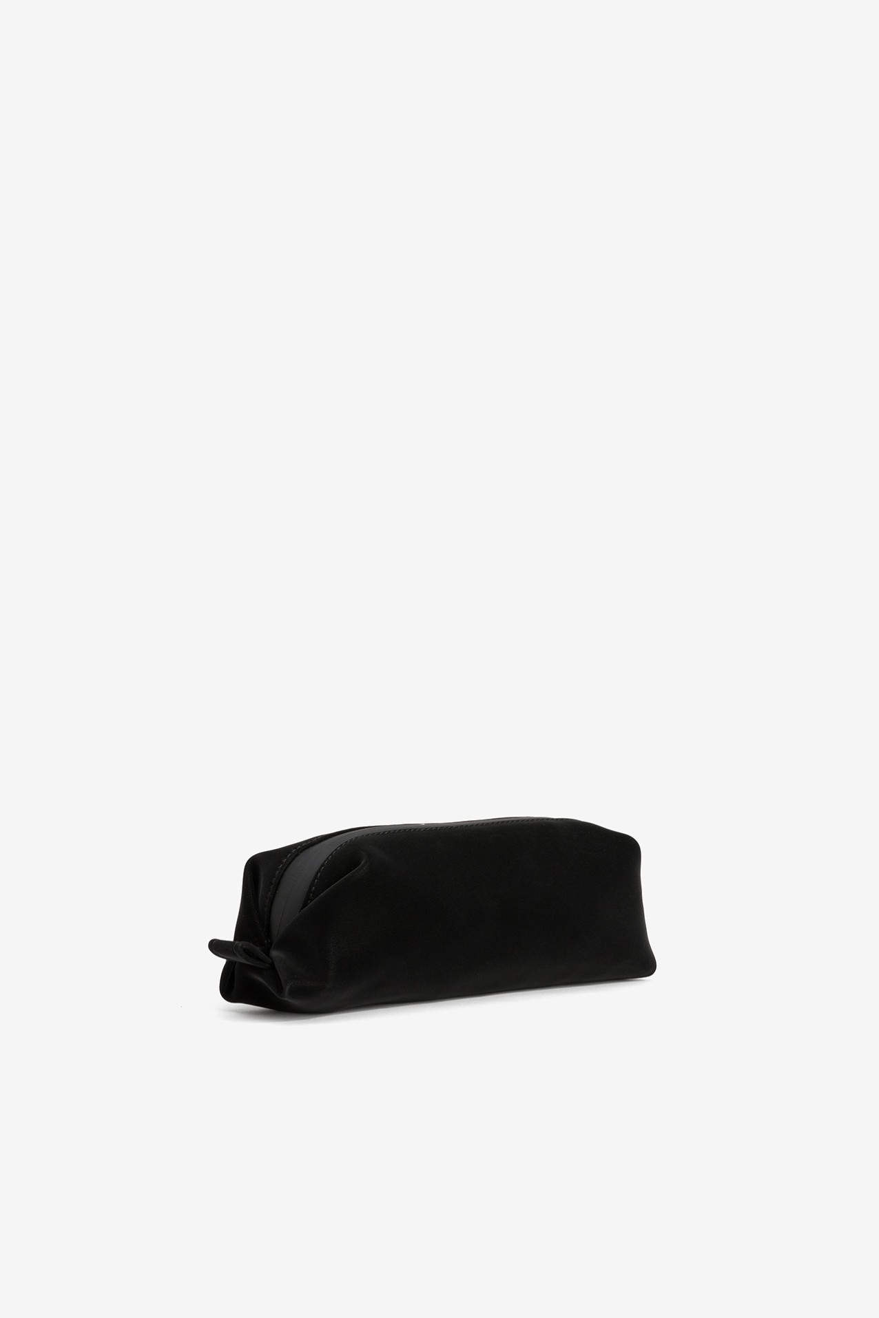 Estojo preto com detalhe