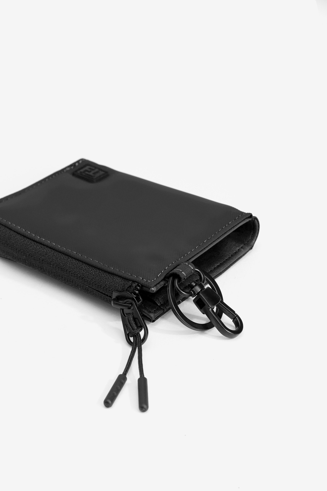 Monedero negro compacto