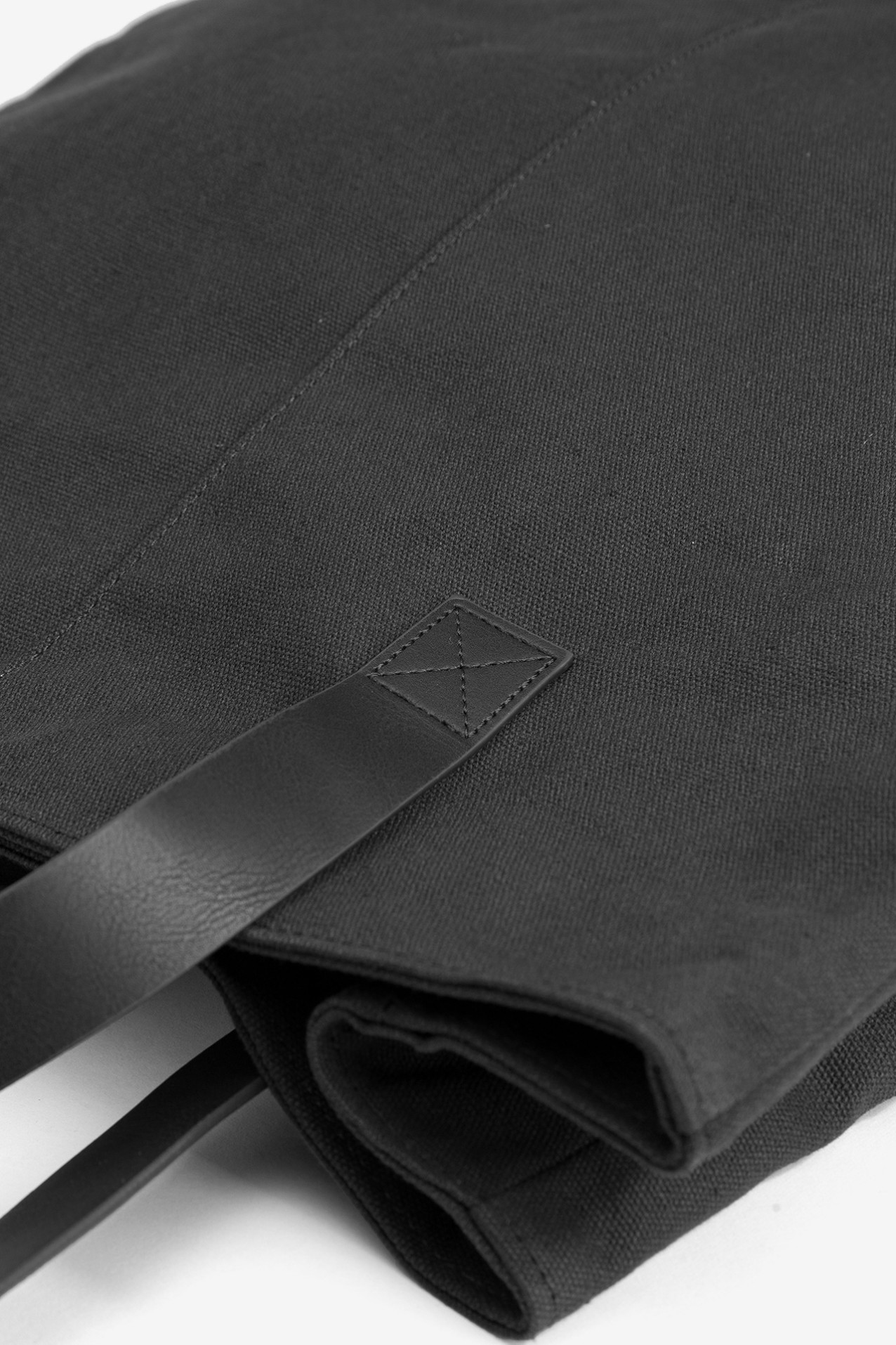 Bolso tote negro minimal