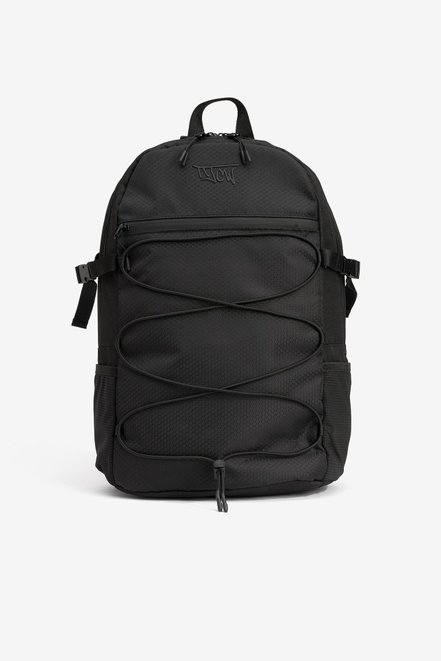 Mochila preta com detalhes