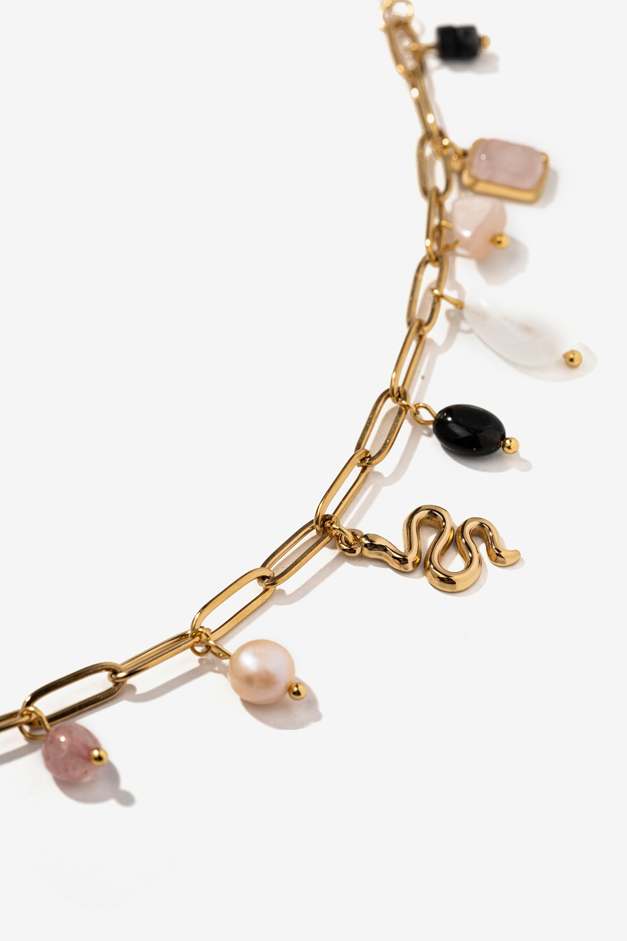 Pulsera dorada con charms