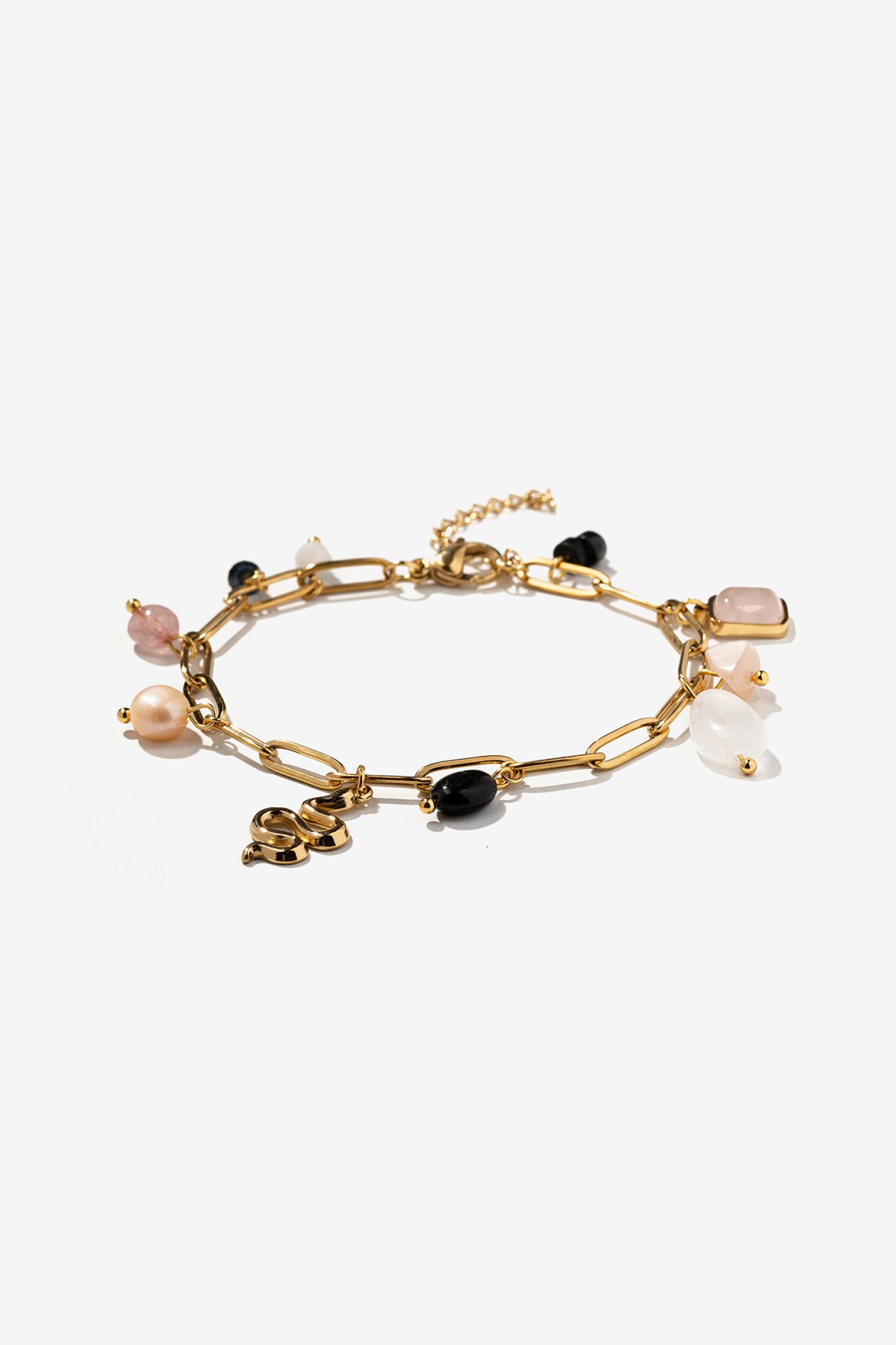 Pulsera dorada con charms