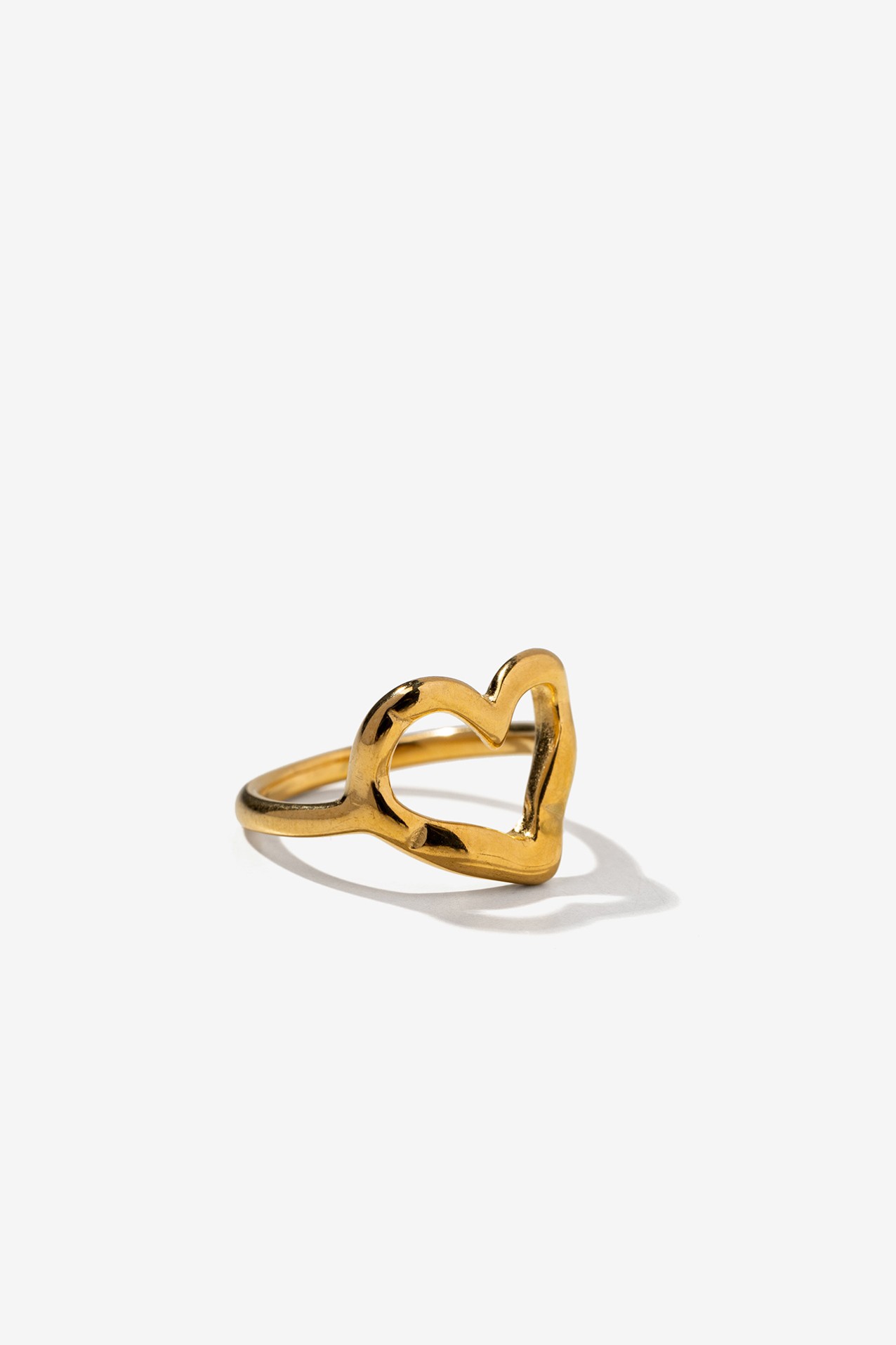 Anel dourado com cora��o