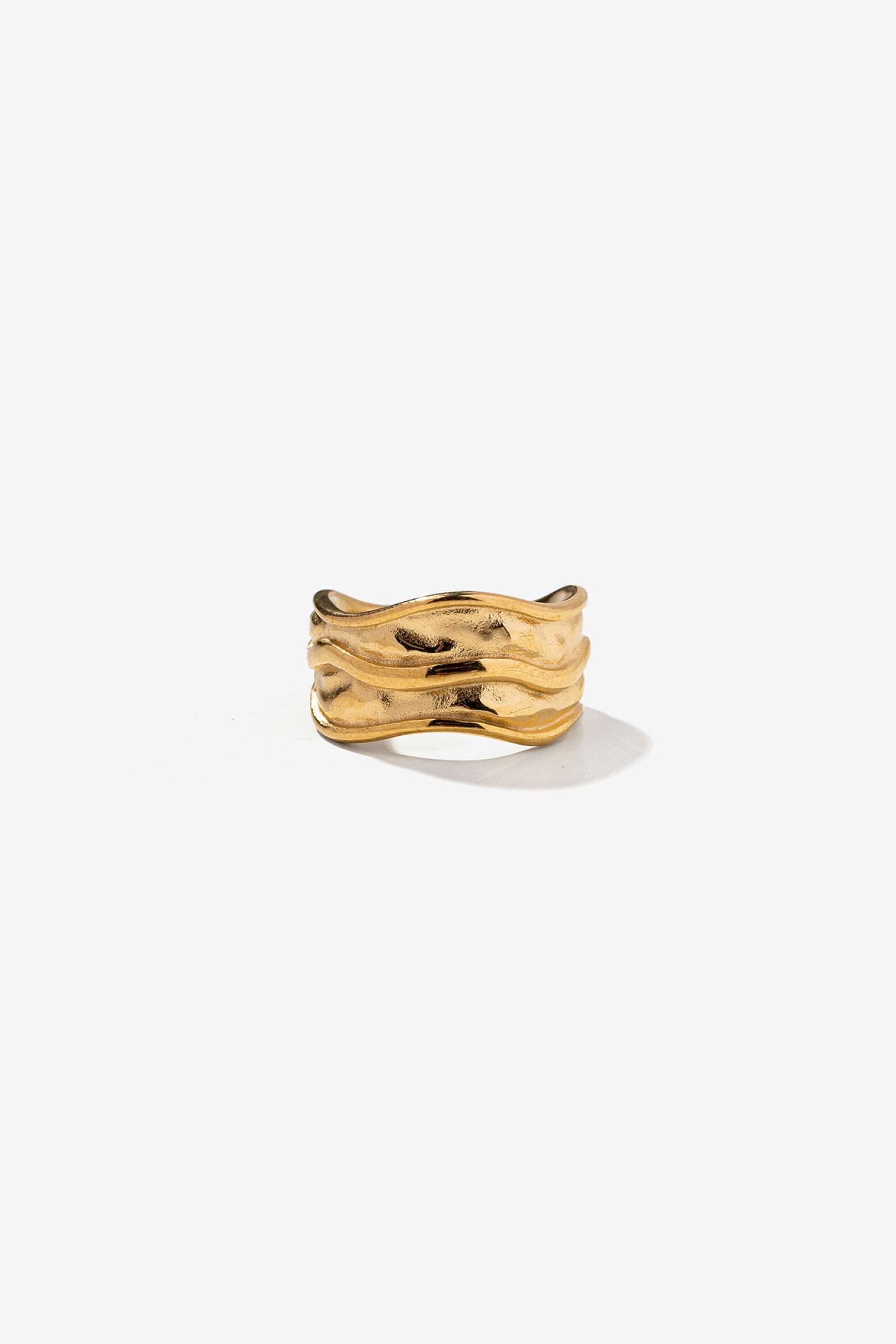 Anillo dorado textura orgánica