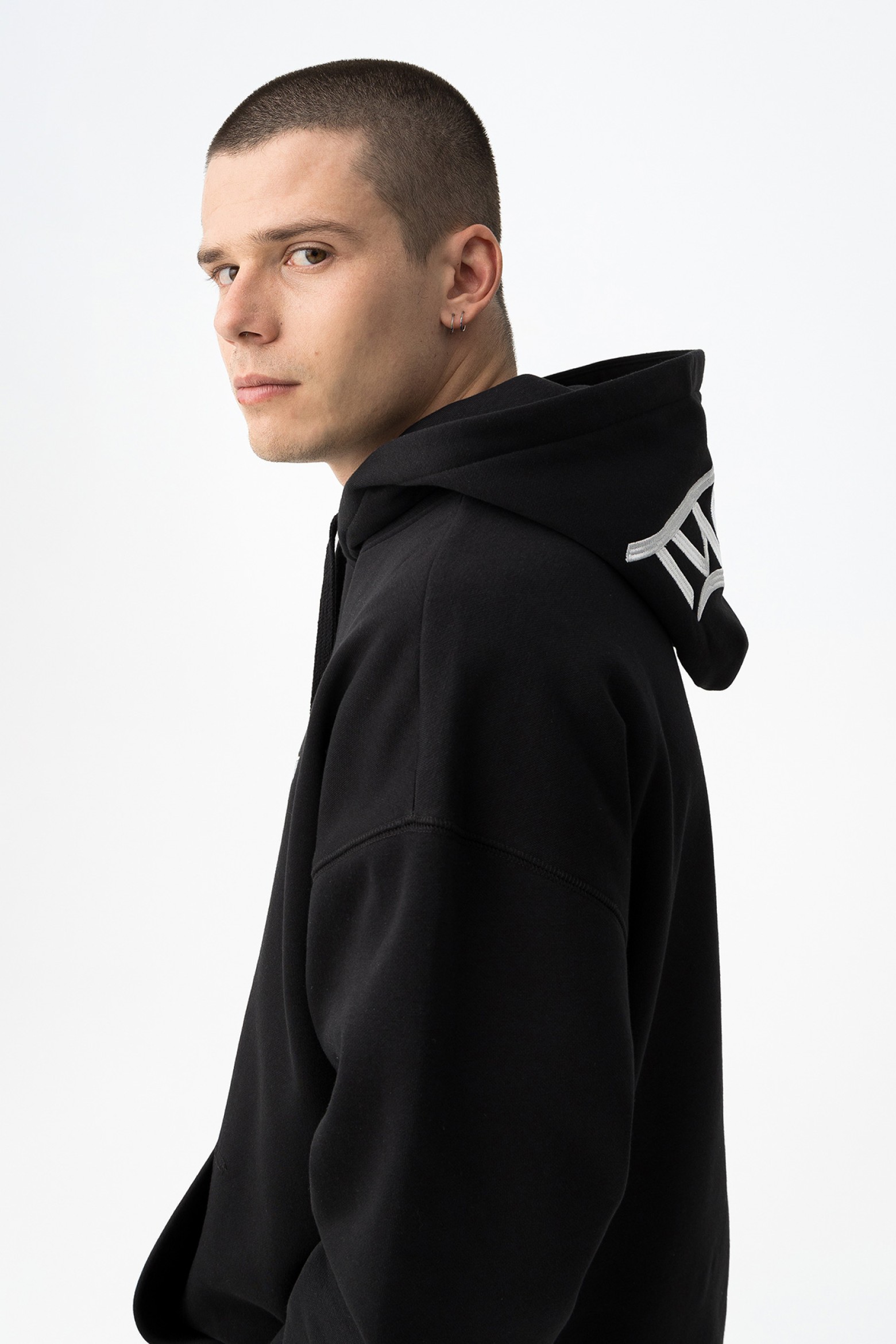 Sudadera negra con capucha