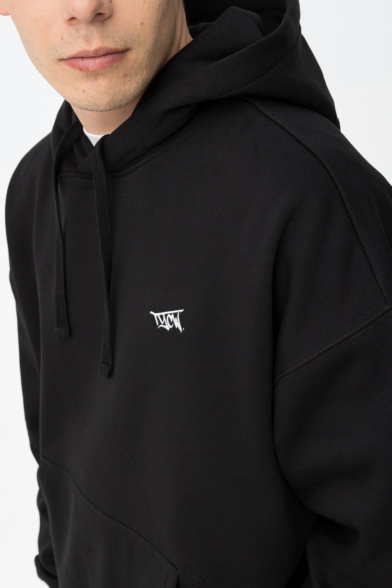 Sudadera negra con capucha