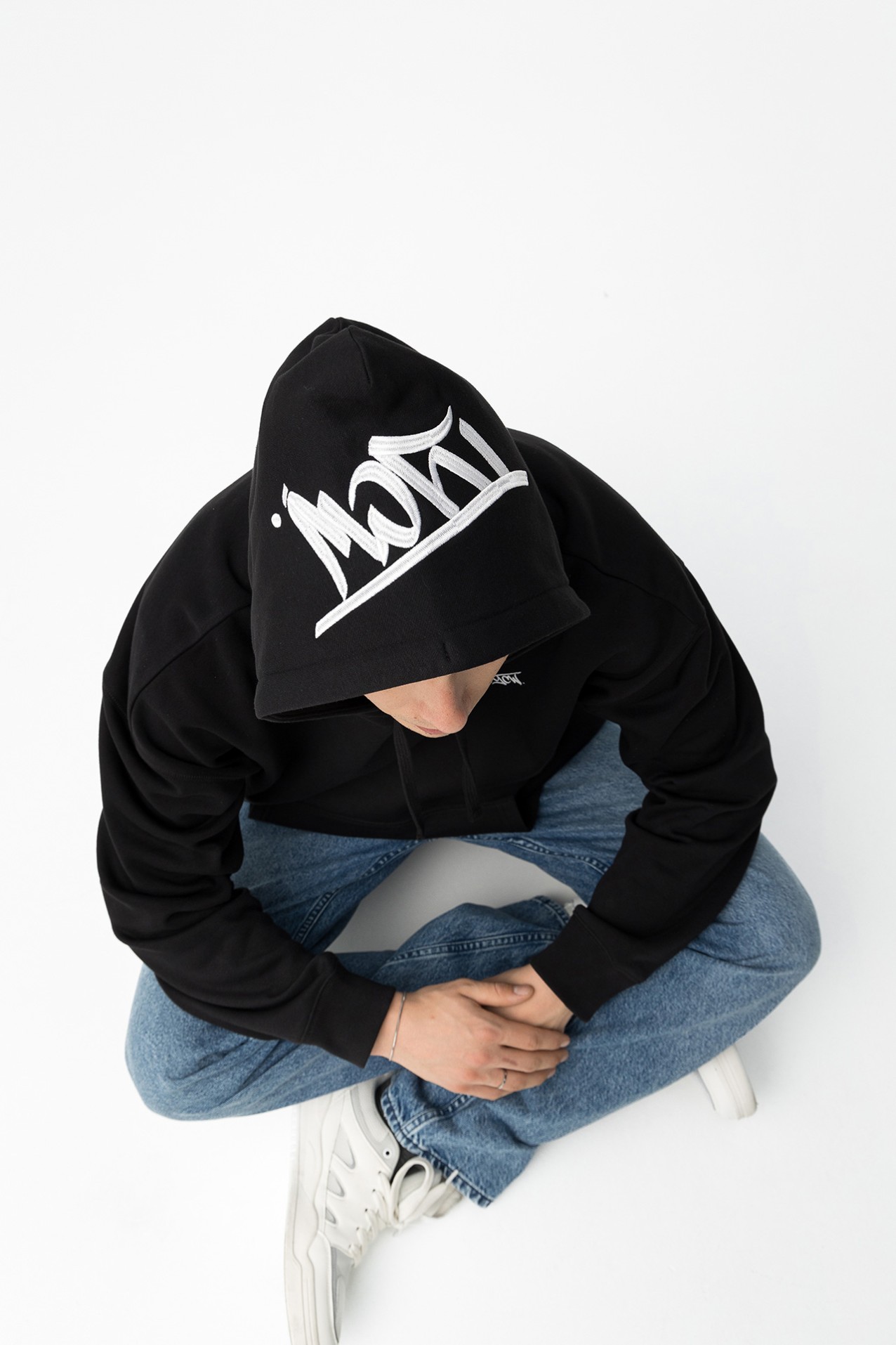 Sudadera negra con capucha