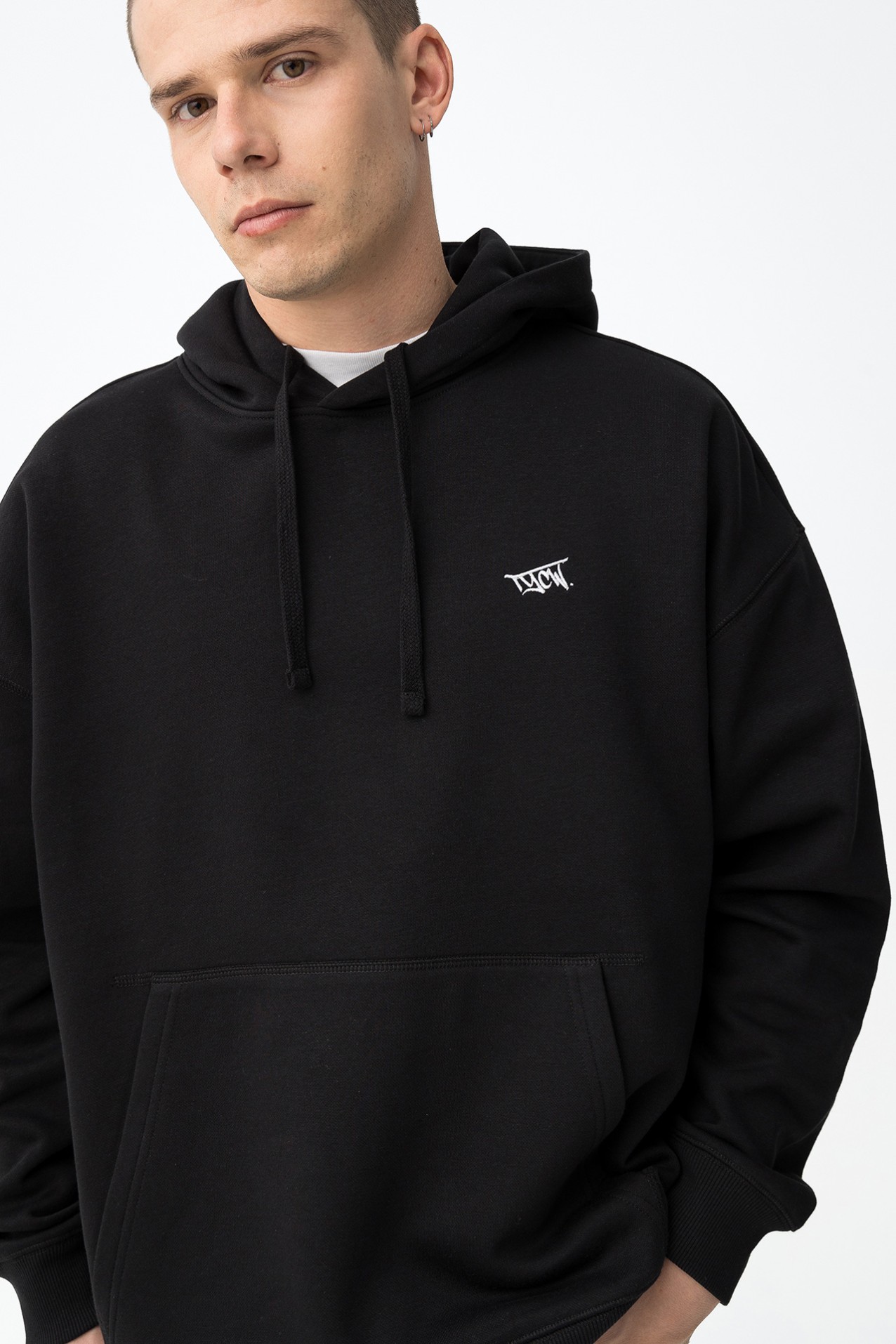 Sudadera negra con capucha