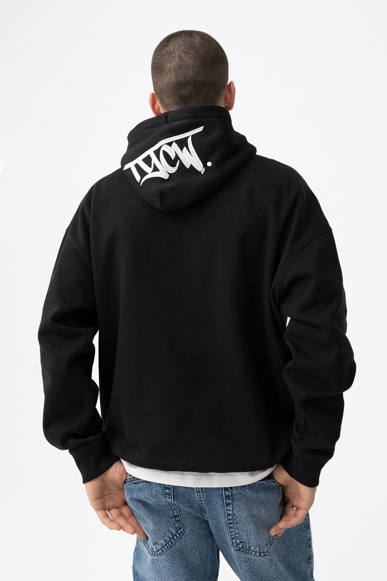 Sudadera negra con capucha