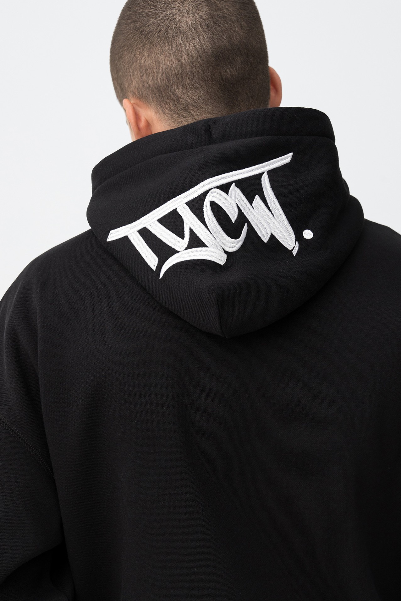 Sudadera negra con capucha