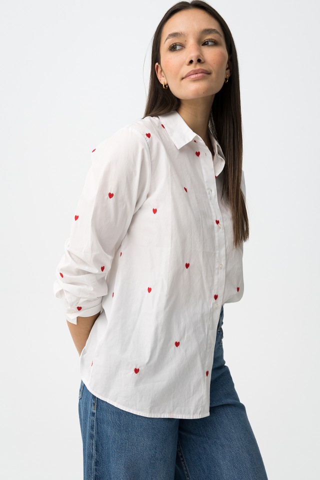 Camisa blanca con corazones Camisa blanca con corazones