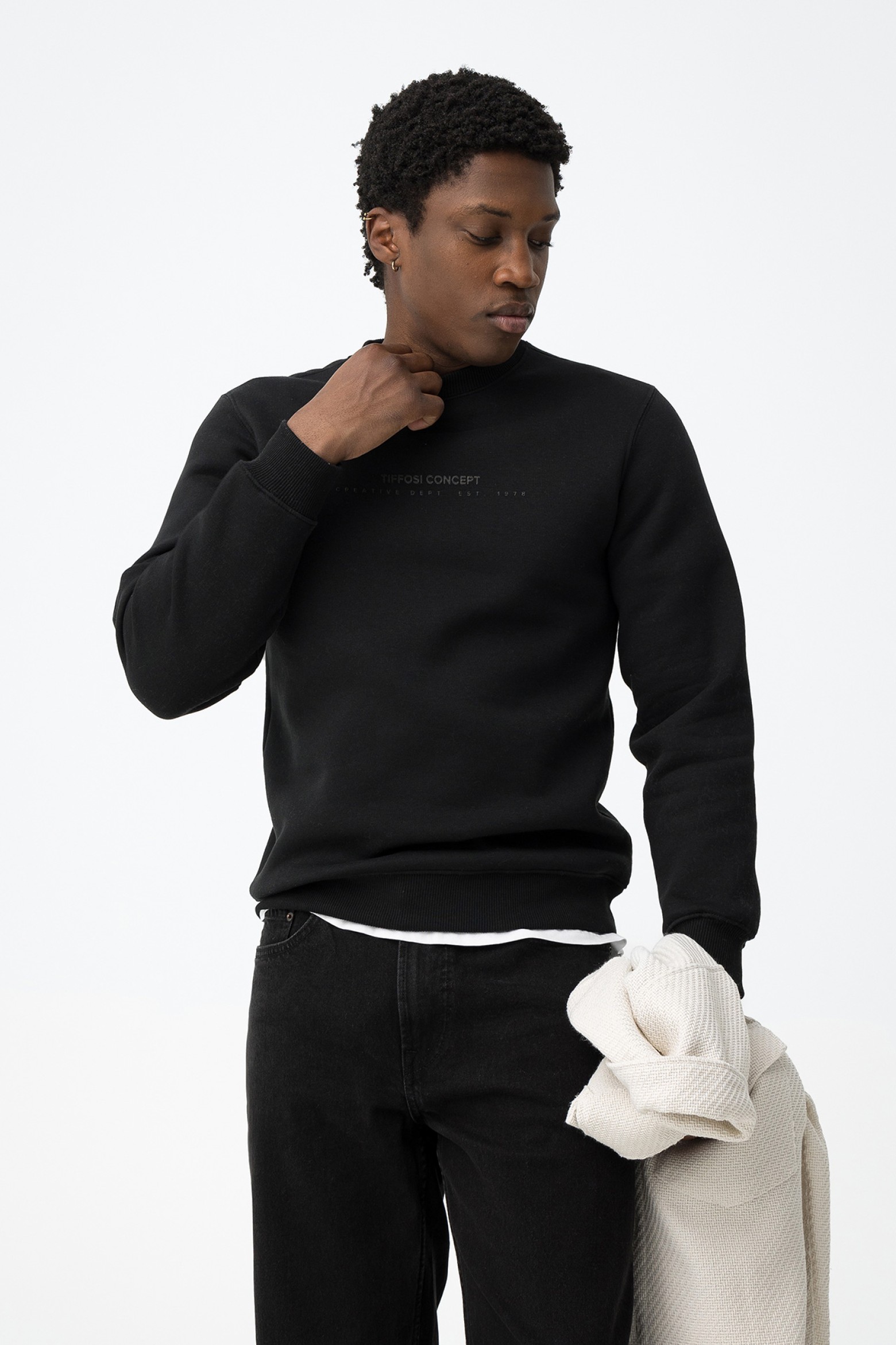 Sudadera negra con texto