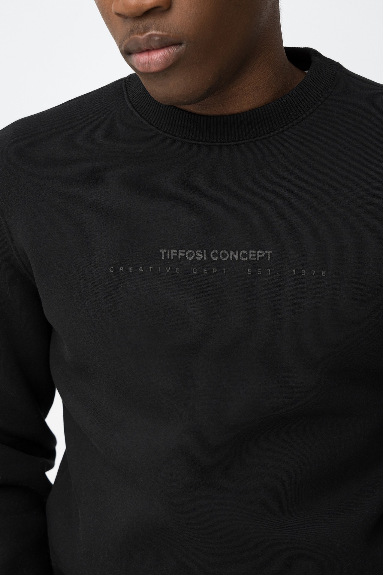 Sudadera negra con texto