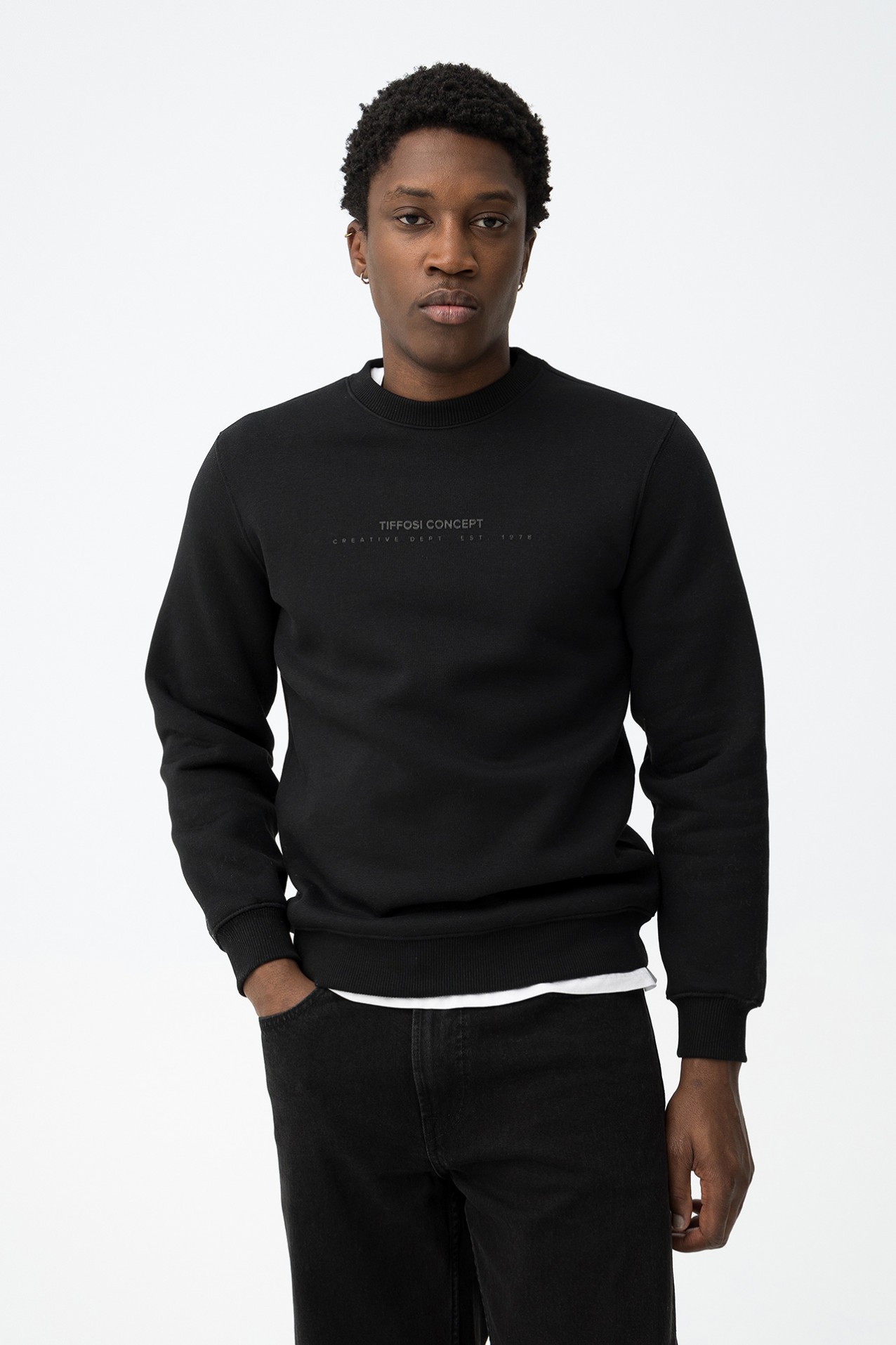 Sudadera negra con texto