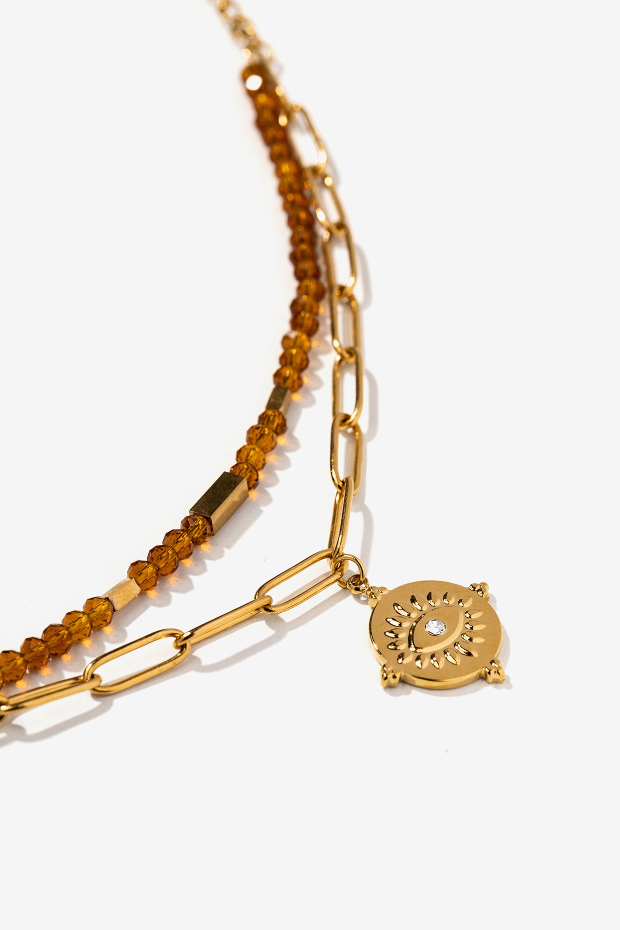 Pulsera dorada con colgante