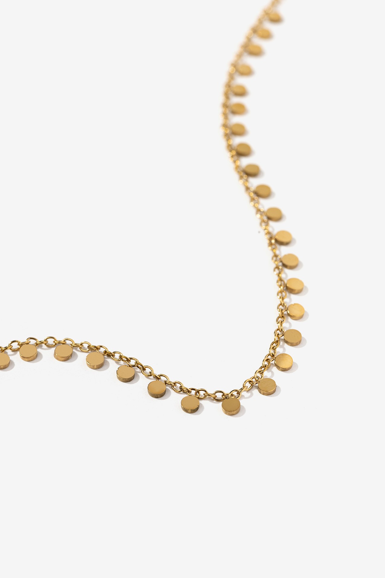 Colgante dorado con detalles