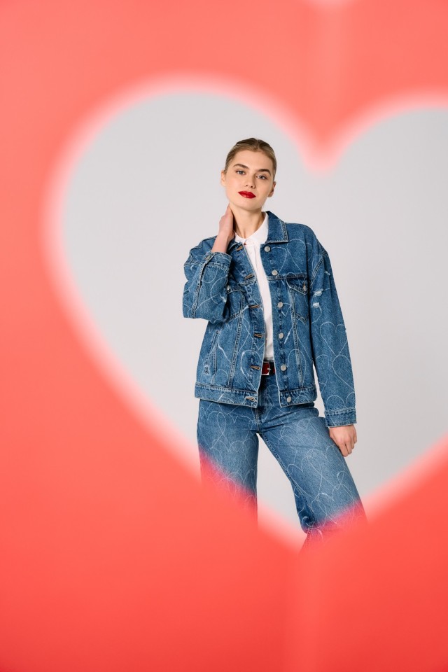 Camisa blanca con corazones