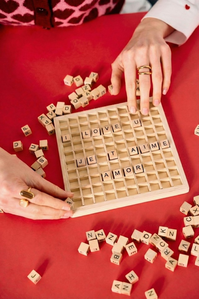 Anillo dorado con piedras