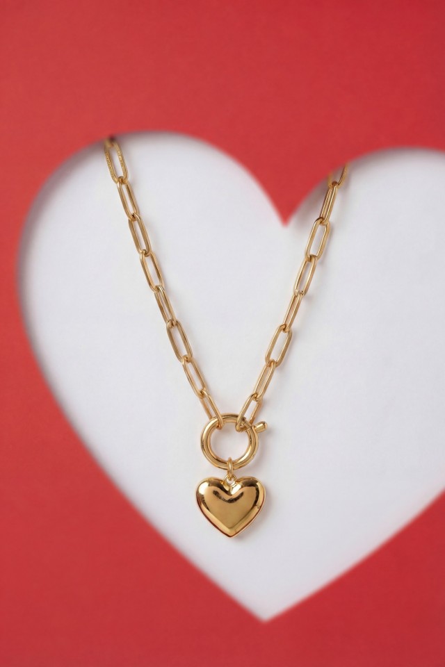 Collar dorado elegante