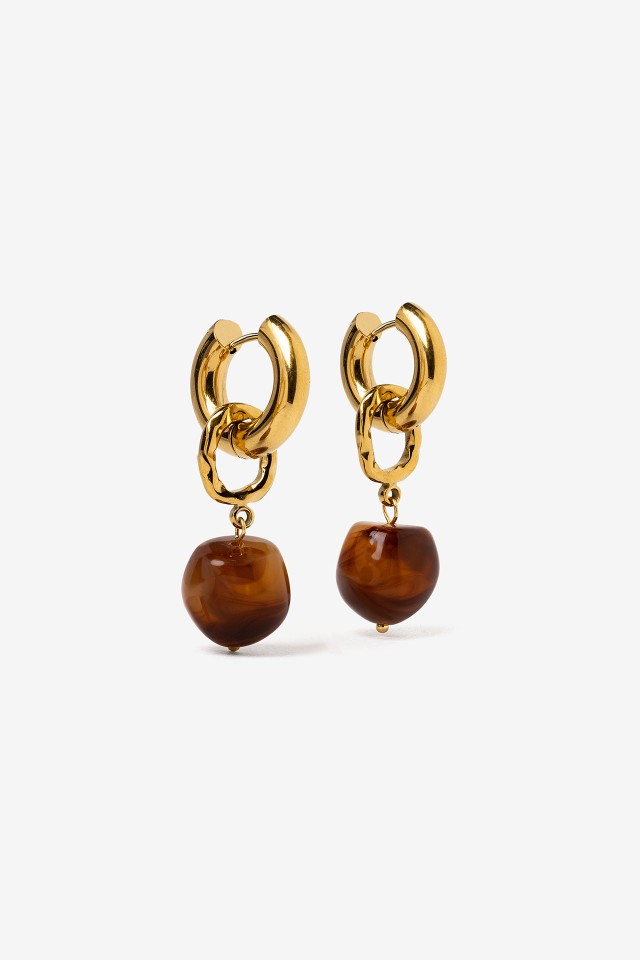 Brincos dourados com pendente