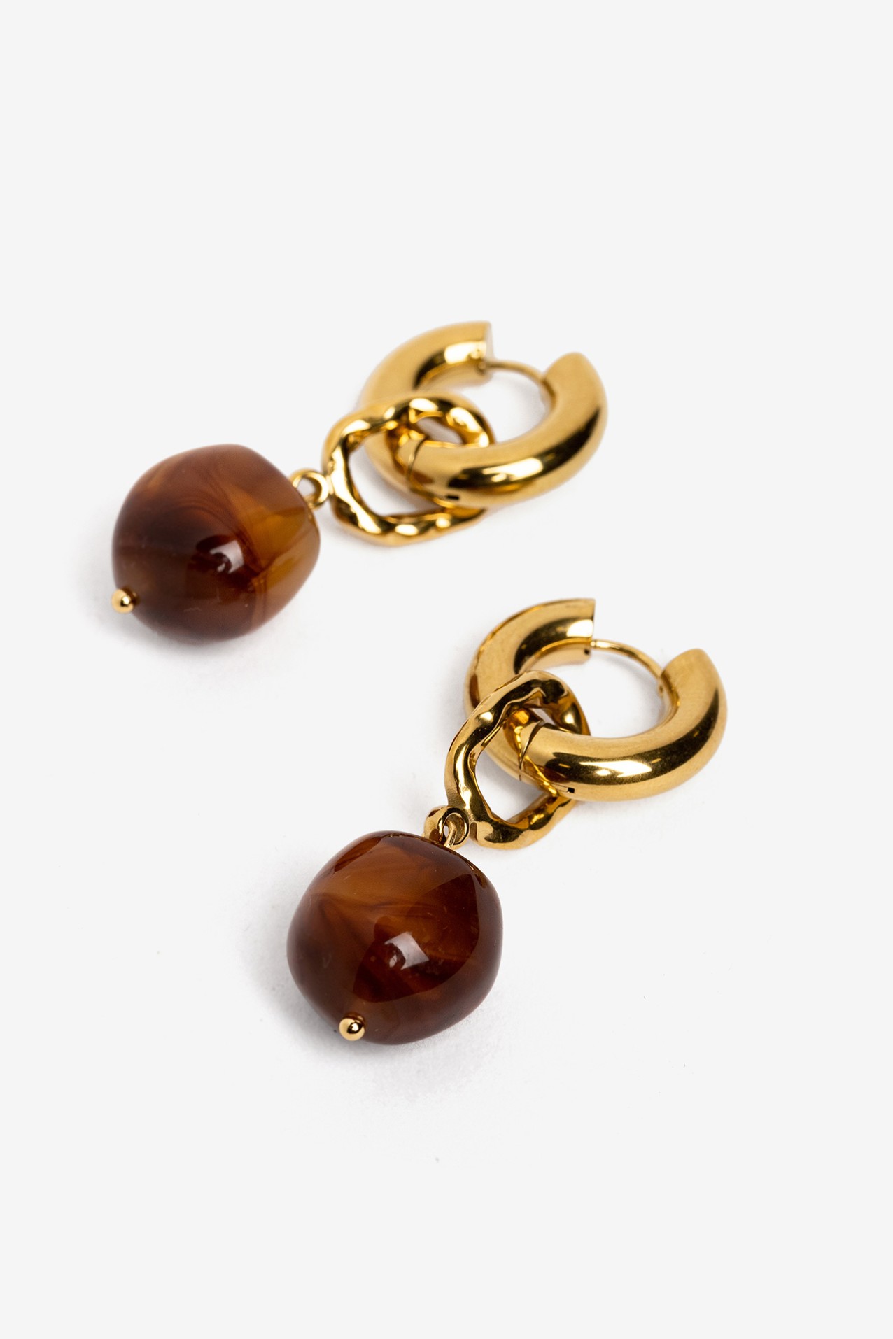 Brincos dourados com pendente