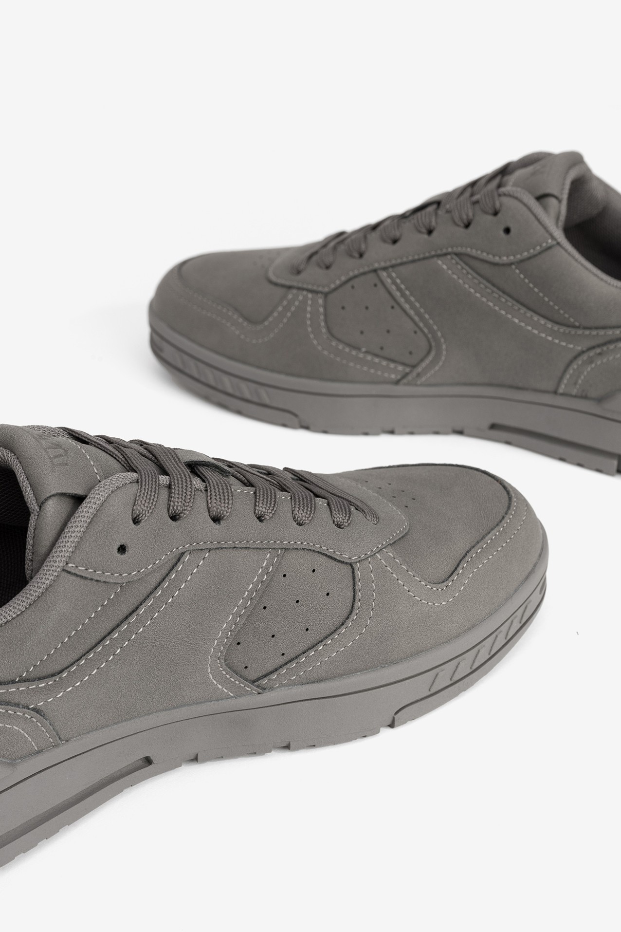 Sapatilha cinza sporty minimal