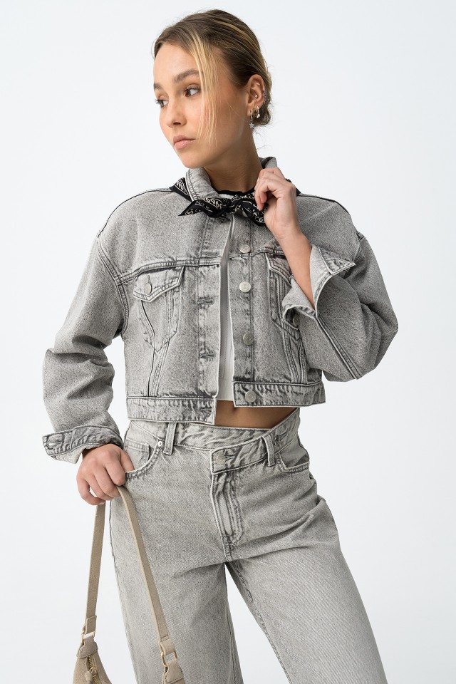 Chaqueta vaquera cropped gris Chaqueta vaquera cropped gris