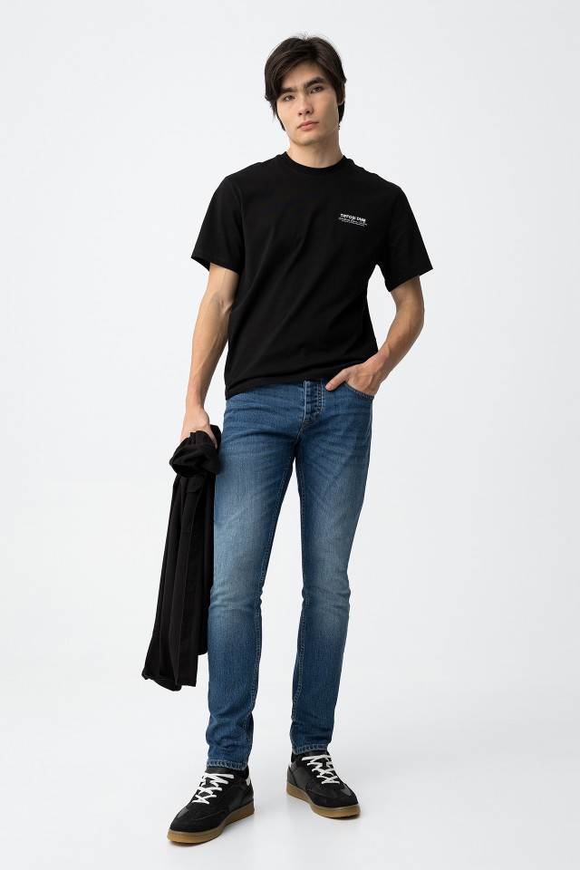 Jeans corte tapered azul m�dio