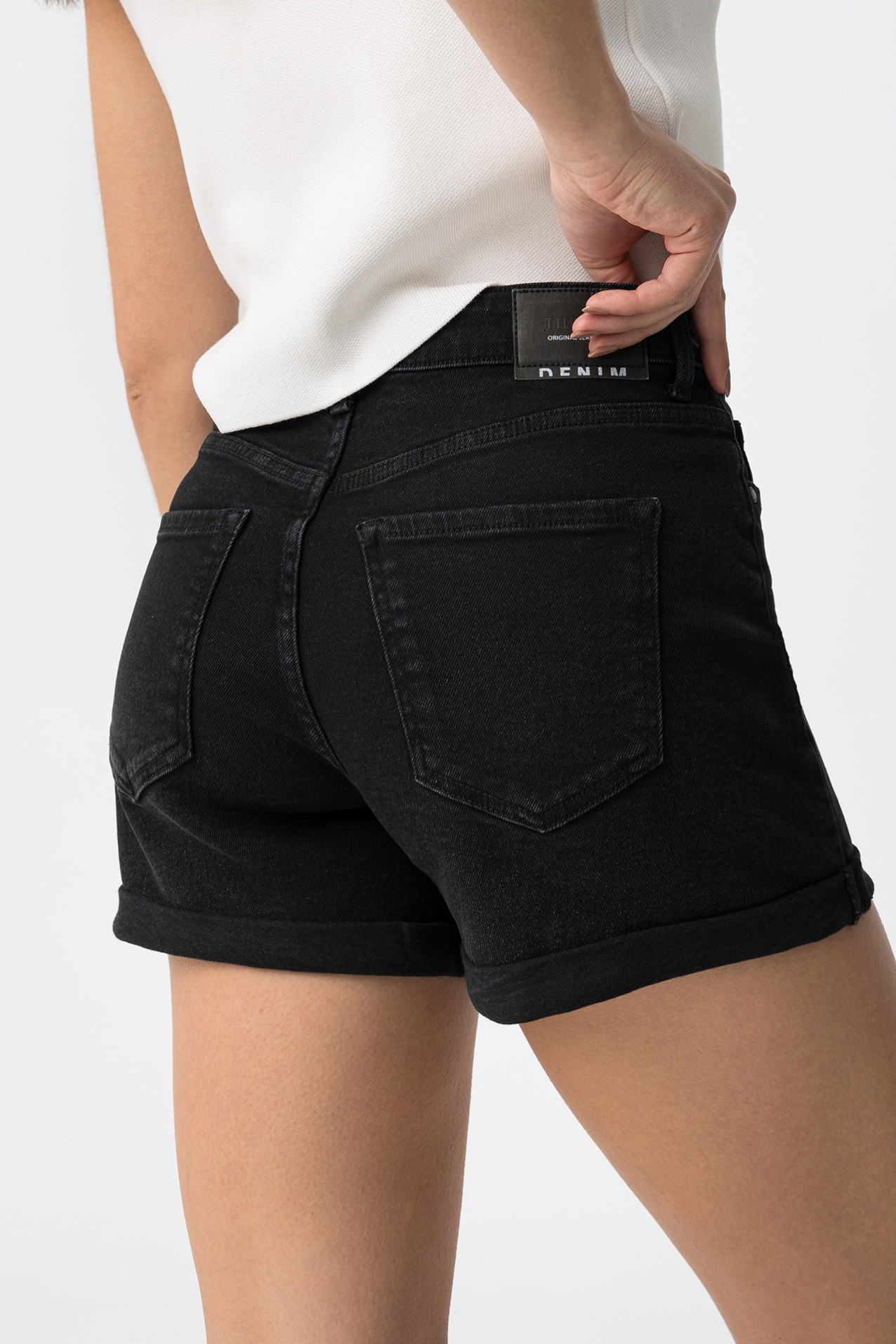 Cal��es pretos corte curto