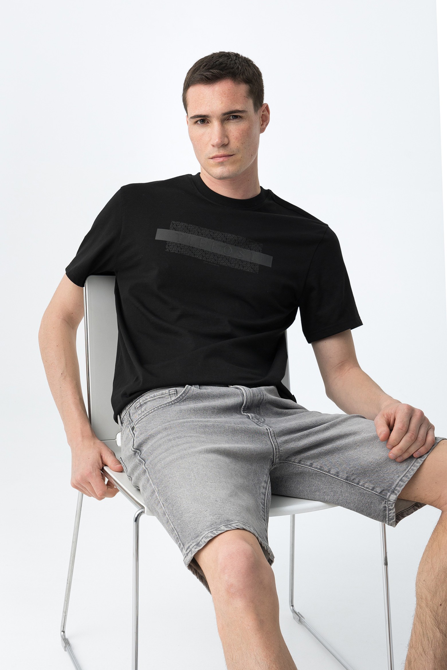 T-shirt preta casual slim