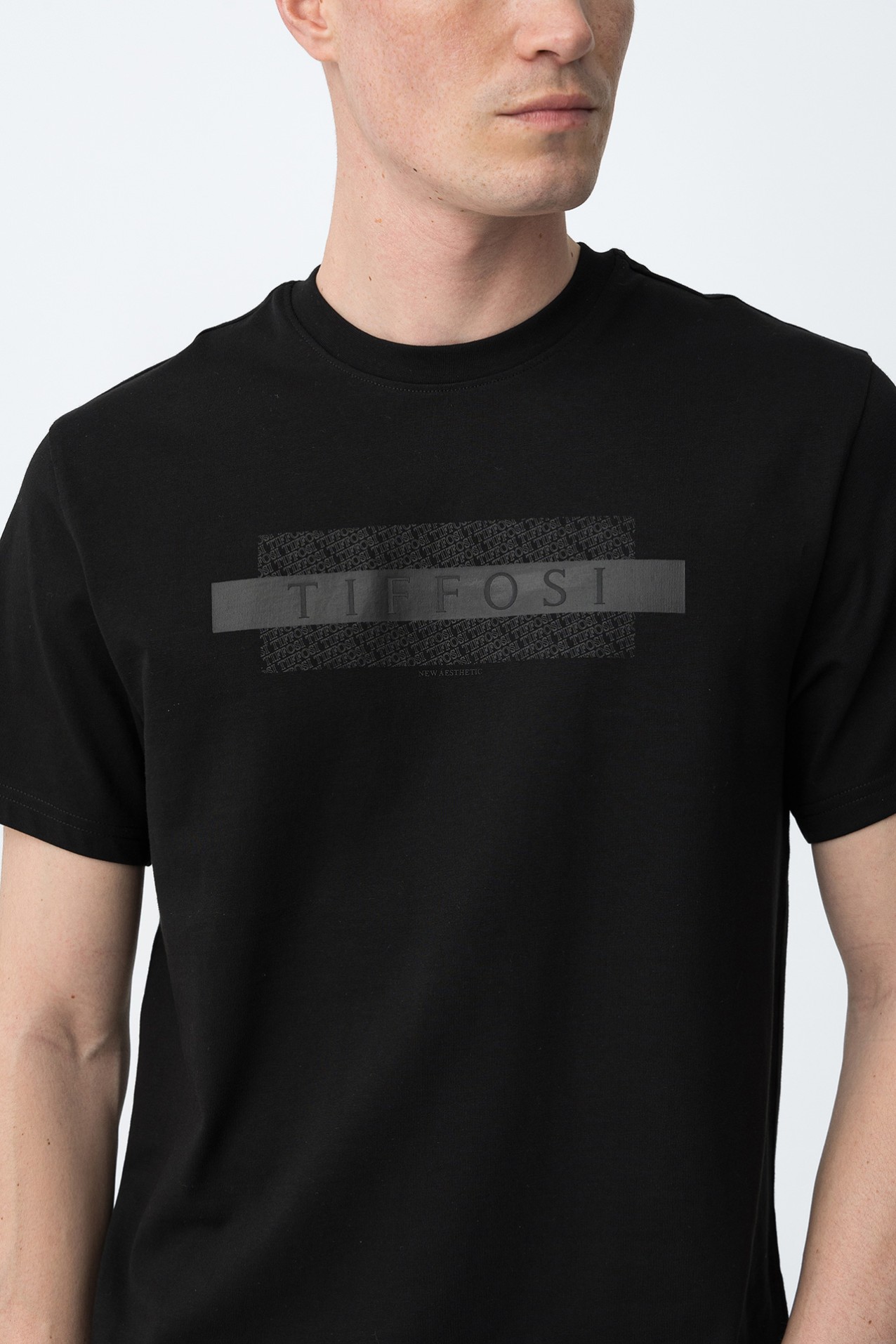 T-shirt preta casual slim