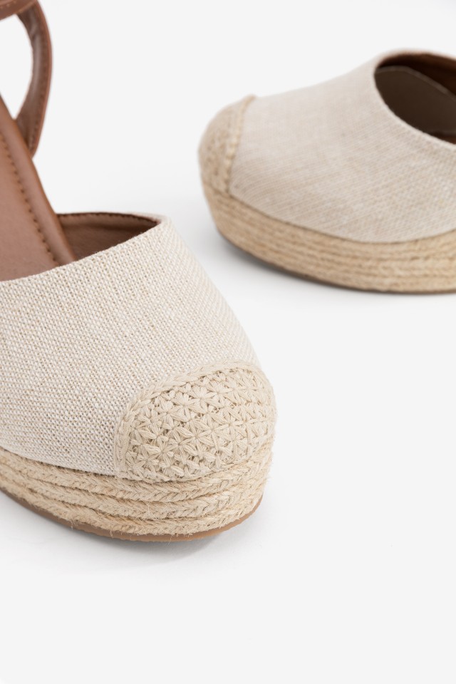 Sandalia beige cuña casual Sandalia beige cuña casual