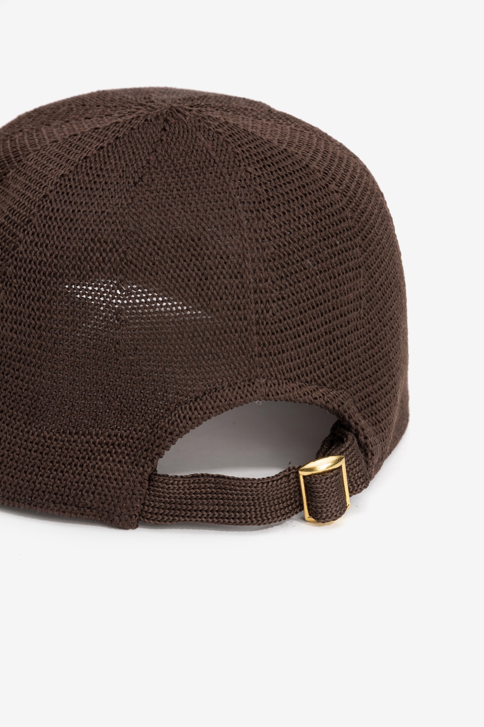 Gorra chocolate con rejilla