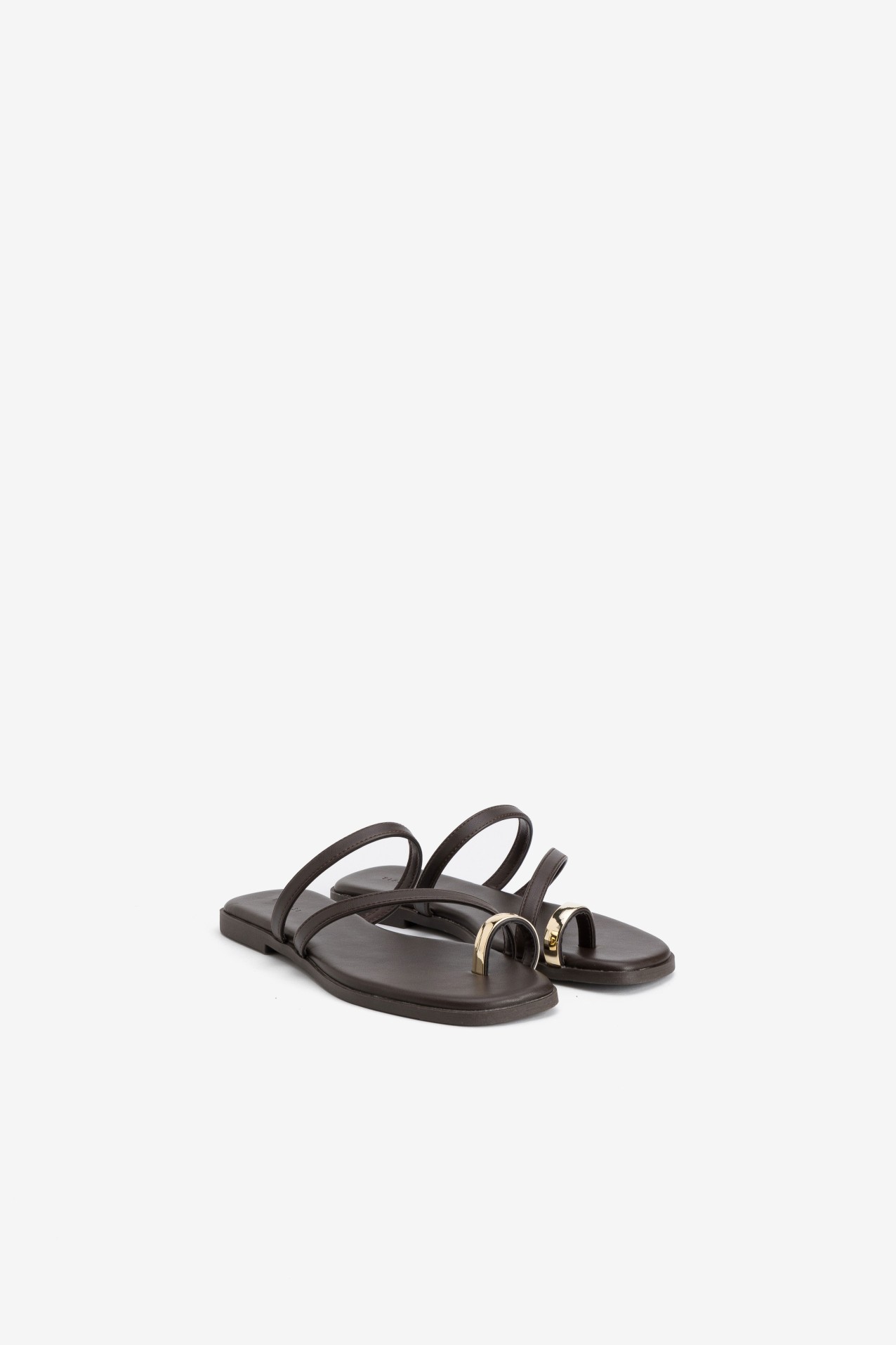 Sandalia marr�n detalle met�lico