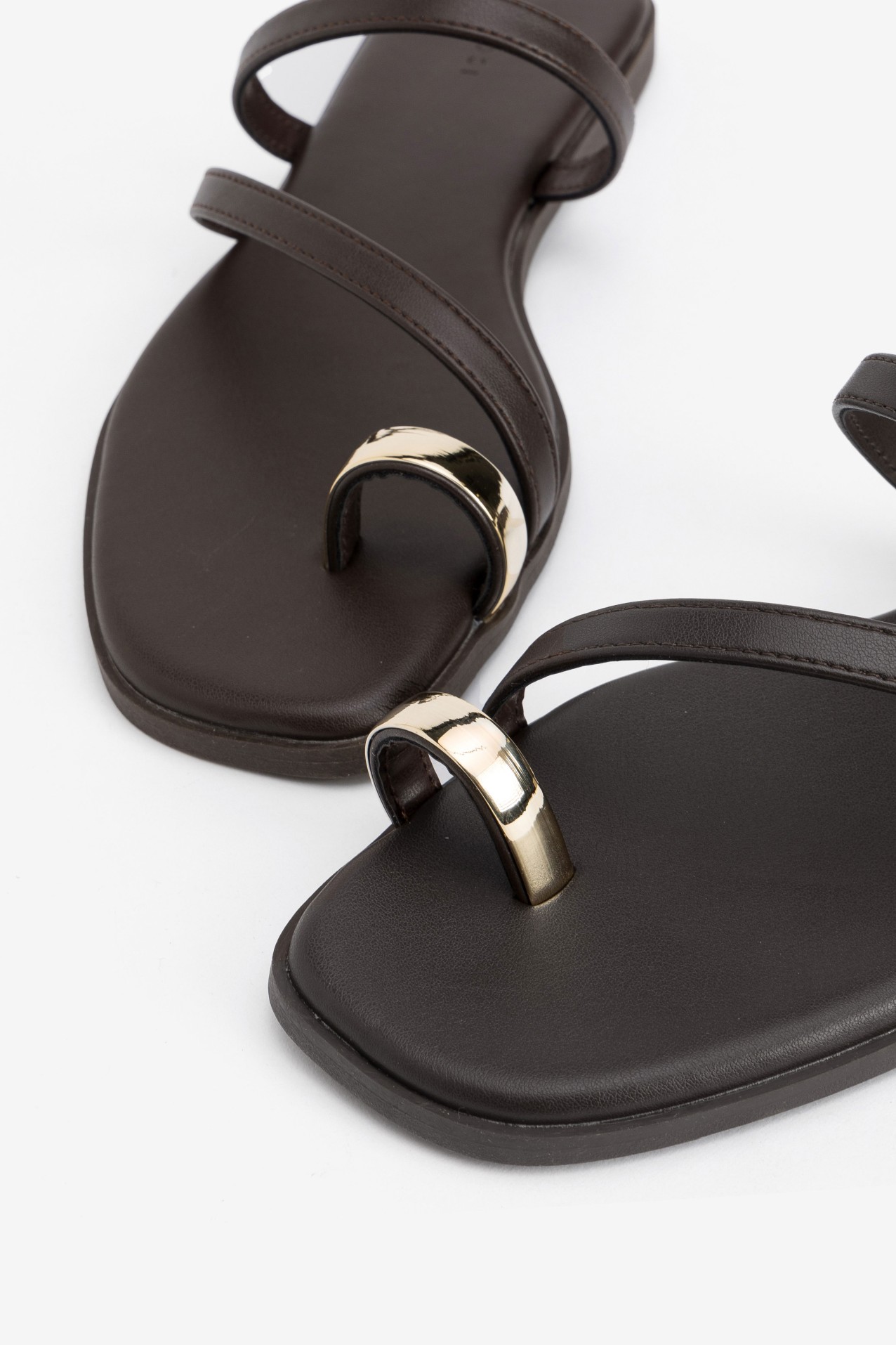Sandalia marr�n detalle met�lico