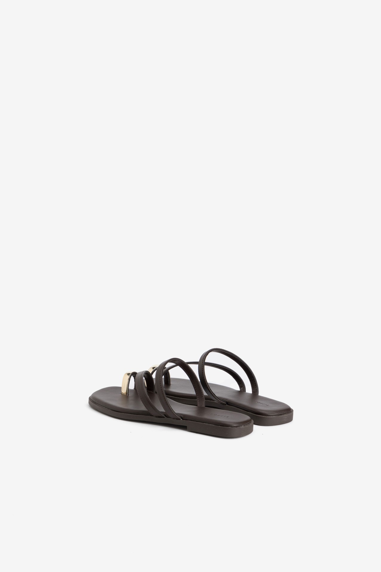 Sandalia marr�n detalle met�lico