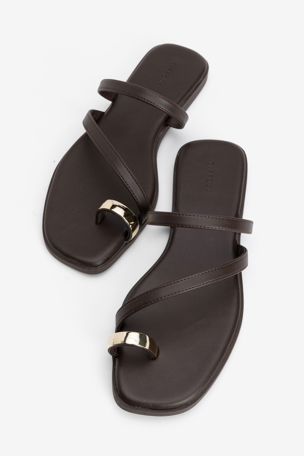 Sandalia marr�n detalle met�lico